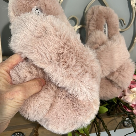 Steve Madden Slipper Pink Fluffy Comfy Slides House Shoe Women 7 8 Plush Slip On - Picture 7 of 12